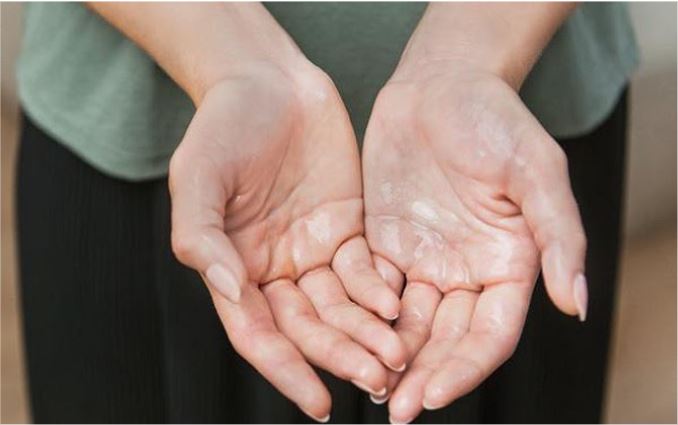 Ra mồ hôi tay có bị lây?