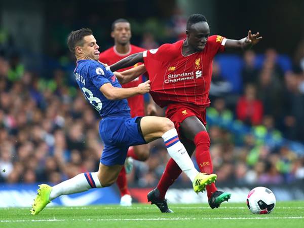 Khi nào thì được hưởng phép lợi thế trong bóng đá