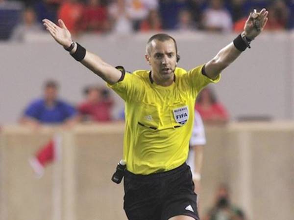 Khi nào thì được hưởng phép lợi thế trong bóng đá