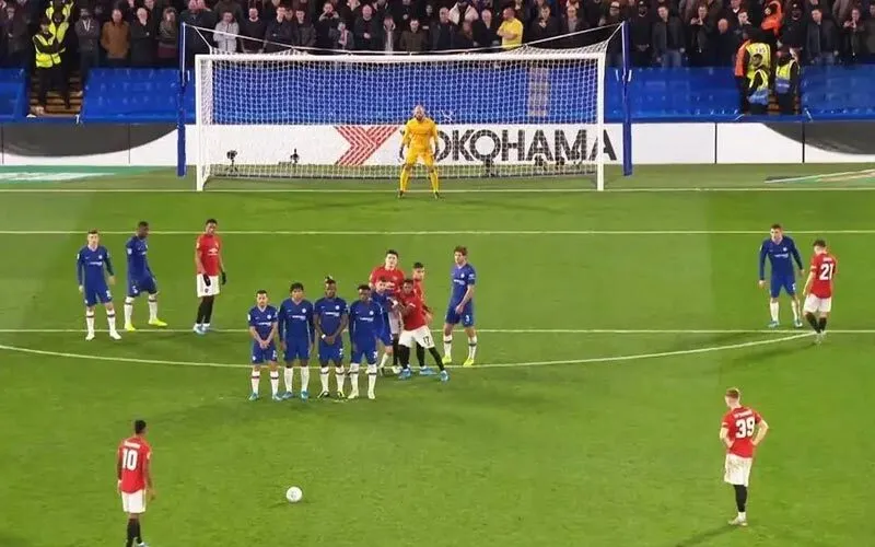 So sánh đá phạt gián tiếp và trực tiếp