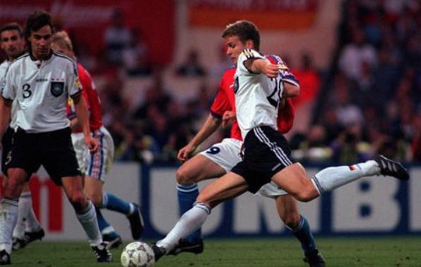 Bàn thắng vàng của Oliver Bierhoff