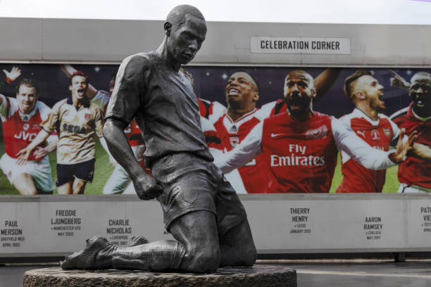 Tượng Thierry Henry tại Emirates