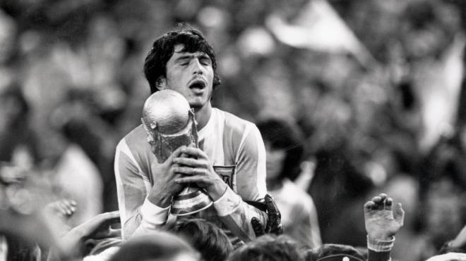 Siêu hậu vệ dội bom Passarella: Khủng khiếp 175 bàn, Messi khóc thét