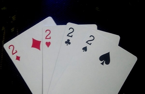 Tứ Quý Có Chặn Được Đôi 2 Không? Giải Đáp Thông Tin Chi Tiết